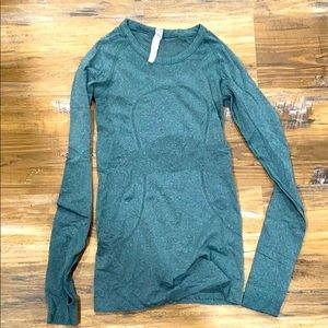 Lululemon winter green color long sleeve size 4